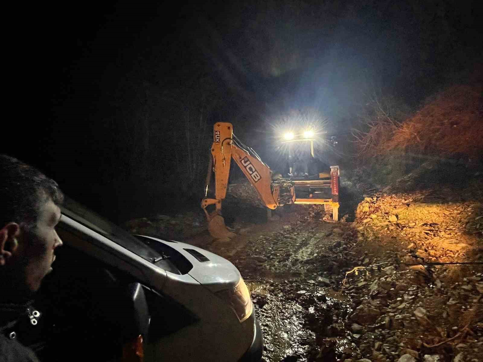 Navigasyonun yanılttığı 3 kişi, dağ yolunda araçla çamura saplanarak mahsur kaldı 5 navigasyonun yanilttigi 3 kisi dag yolunda aracla camura saplanarak mahsur kaldi 1 qXjKAPtc