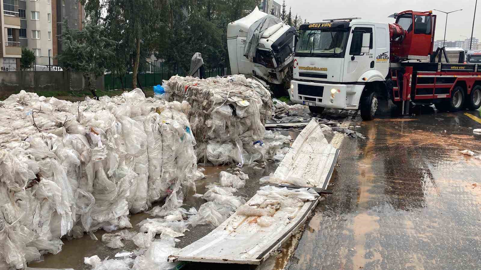 naylon atik yuklu tir bariyerlere carpti otoyol copluge dondu 0 TR3eV5YT