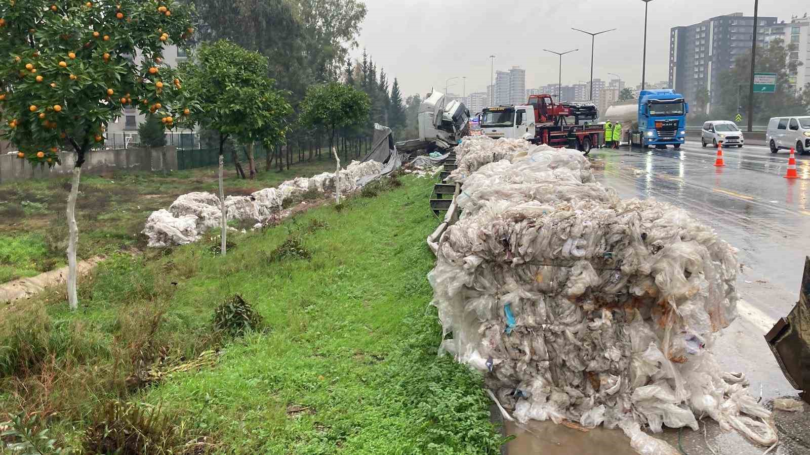 naylon atik yuklu tir bariyerlere carpti otoyol copluge dondu 1 ca5Fbs2K