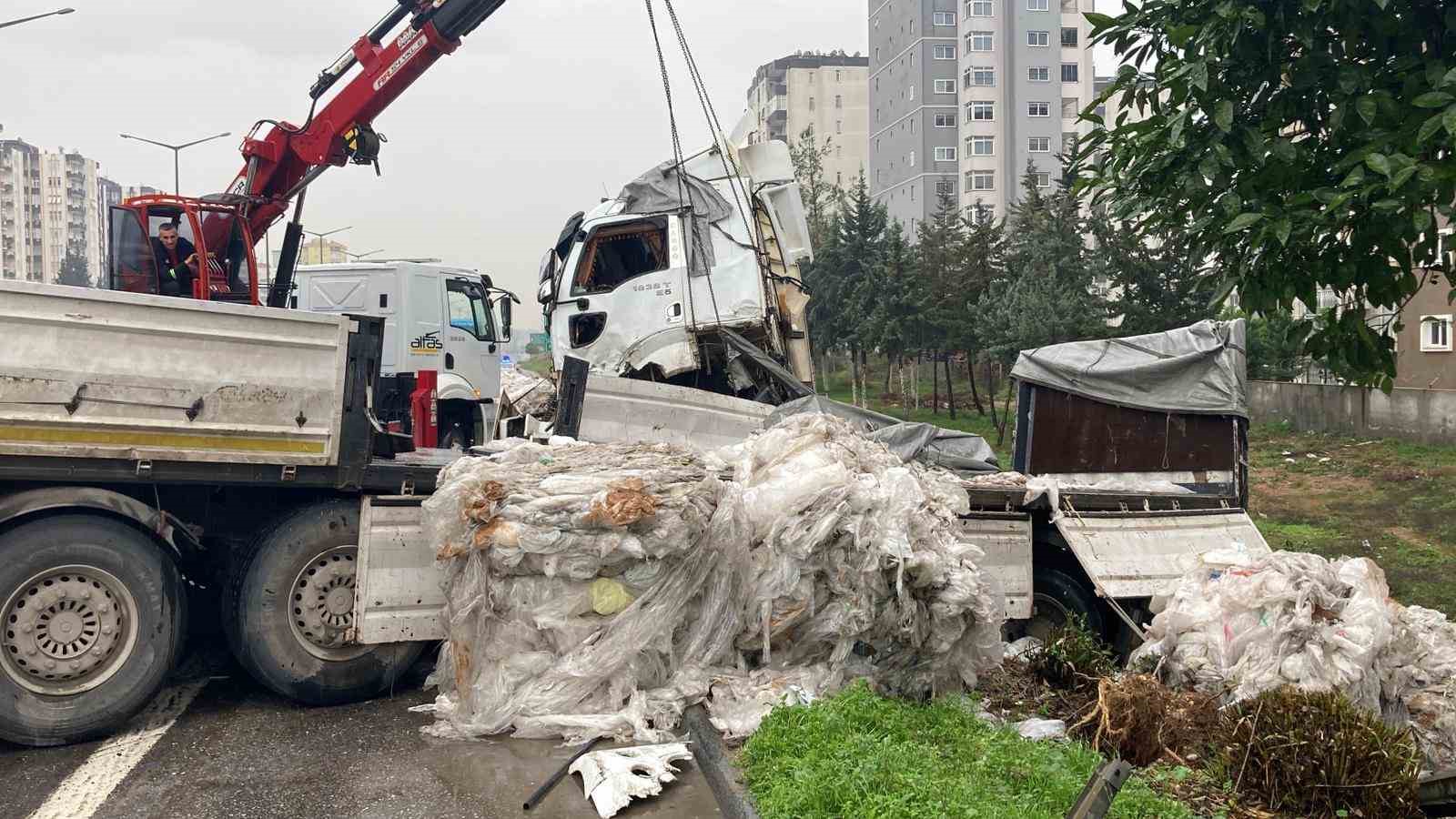 naylon atik yuklu tir bariyerlere carpti otoyol copluge dondu 2 4dEjH1GU