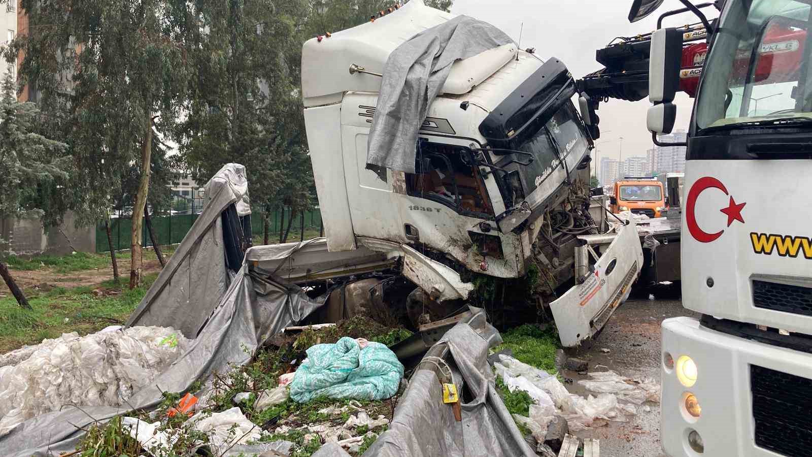 naylon atik yuklu tir bariyerlere carpti otoyol copluge dondu 3 l9fs83fm