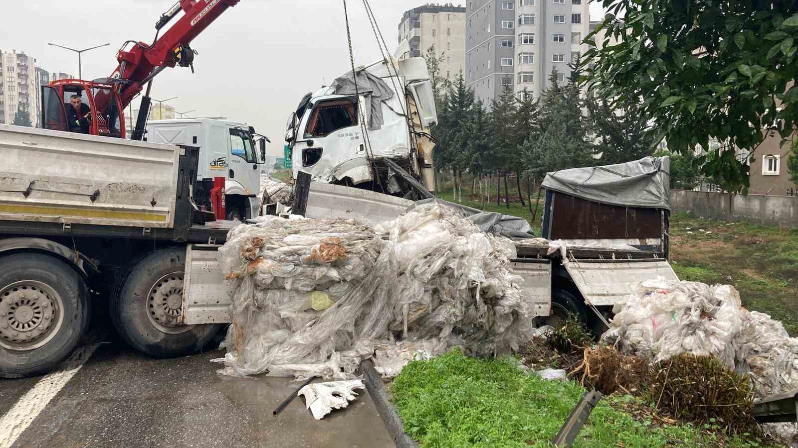 naylon atik yuklu tir bariyerlere carpti otoyol copluge dondu 4 BNGzERzd