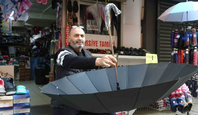 ne-tamir-ne-satis-kaldi-kocaelinin-son-semsiye-ustasi-ayakta-kalmaya-calisiyor-GhYTrgtM.jpg