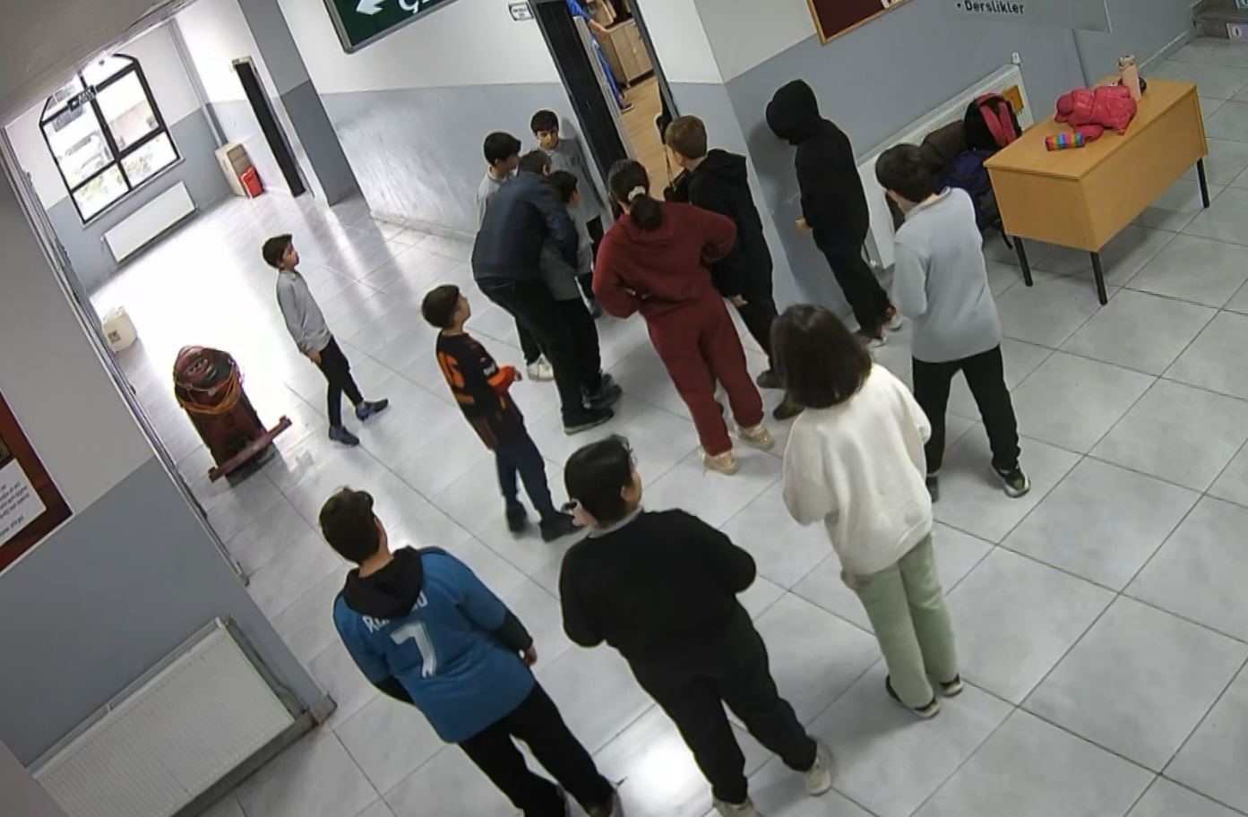 nefes borusuna ekmek kacan ogrencisini heimlich manevrasiyla kurtardi 0 tbf6LkgZ