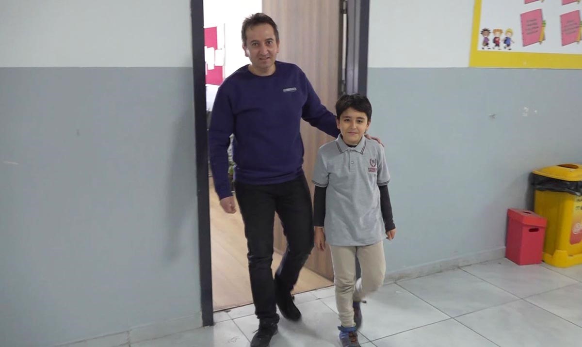 nefes borusuna ekmek kacan ogrencisini heimlich manevrasiyla kurtardi 1