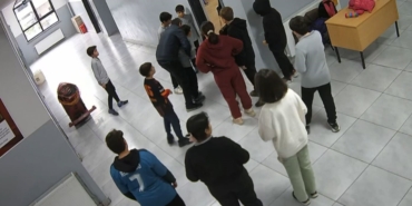 nefes-borusuna-ekmek-kacan-ogrencisini-heimlich-manevrasiyla-kurtardi-Ekn8swRs.jpg