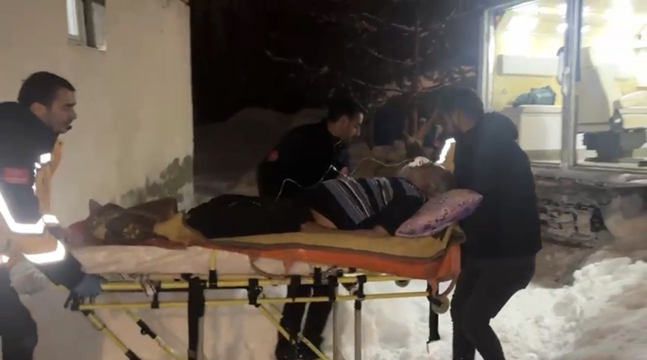 Nefes darlığı yaşayan hasta karla kaplı köyden paletli ambulansla kurtarıldı 4 nefes darligi yasayan hasta karla kapli koyden paletli ambulansla kurtarildi 0 SdCfuldG