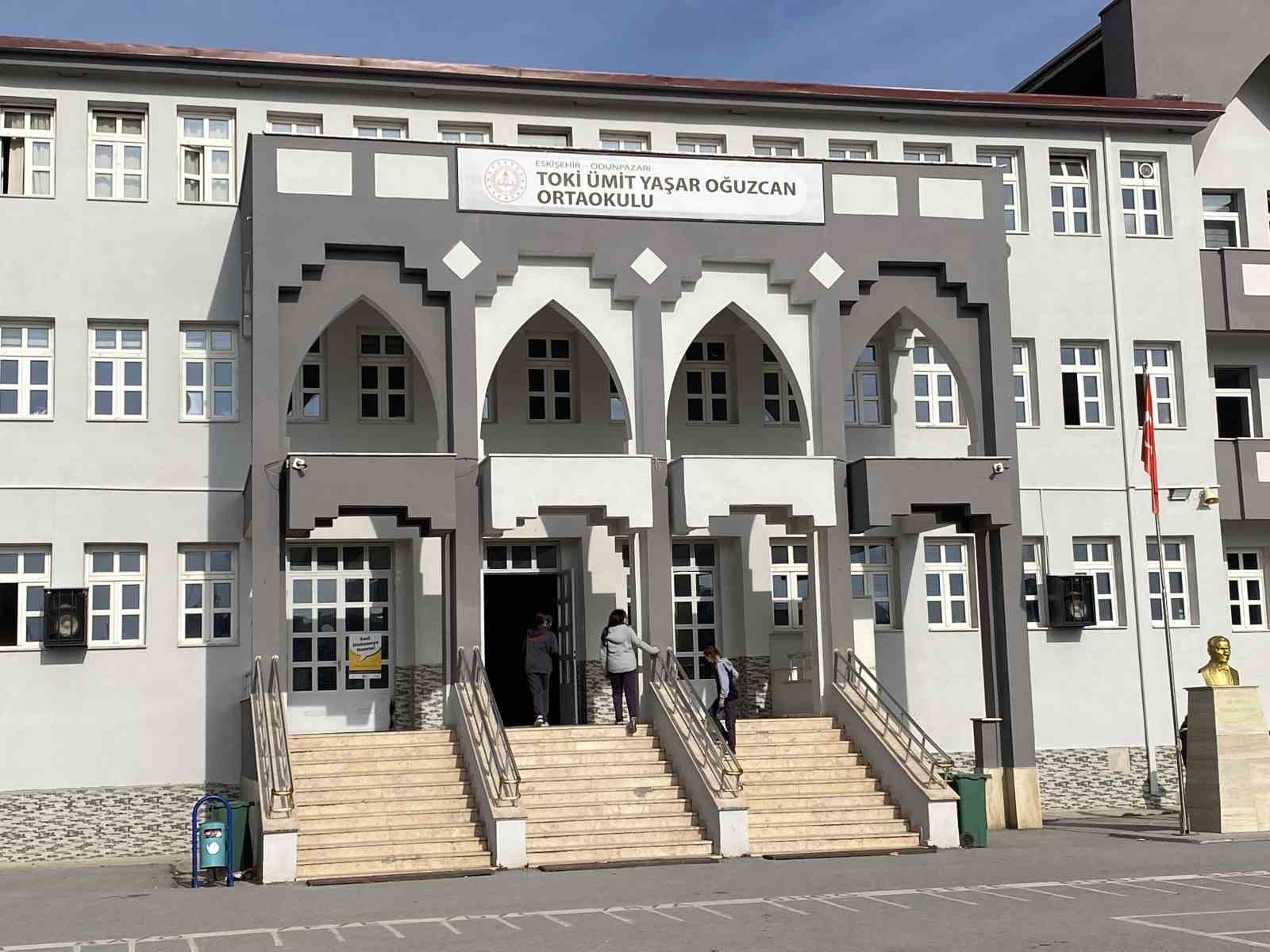 nefessiz kalan ogrenci ogretmenin hizli mudahalesi ile olumden dondu 2 eEapRNSq