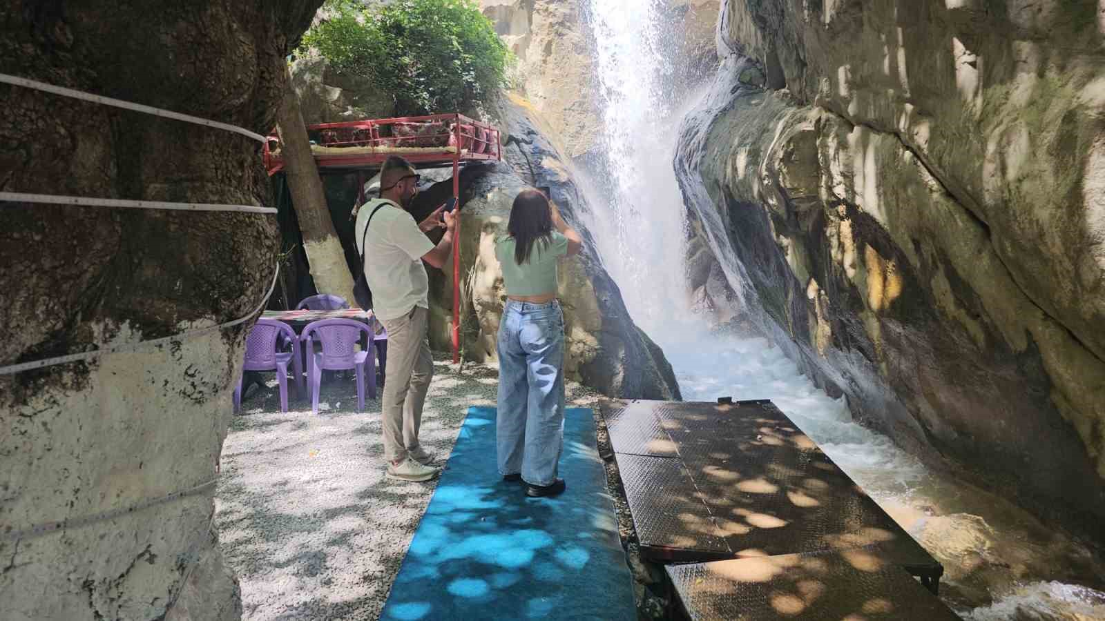 Nehri Şelalesi’ne yoğun ilgi 6 nehri selalesine yogun ilgi 2 iXIIlcEI