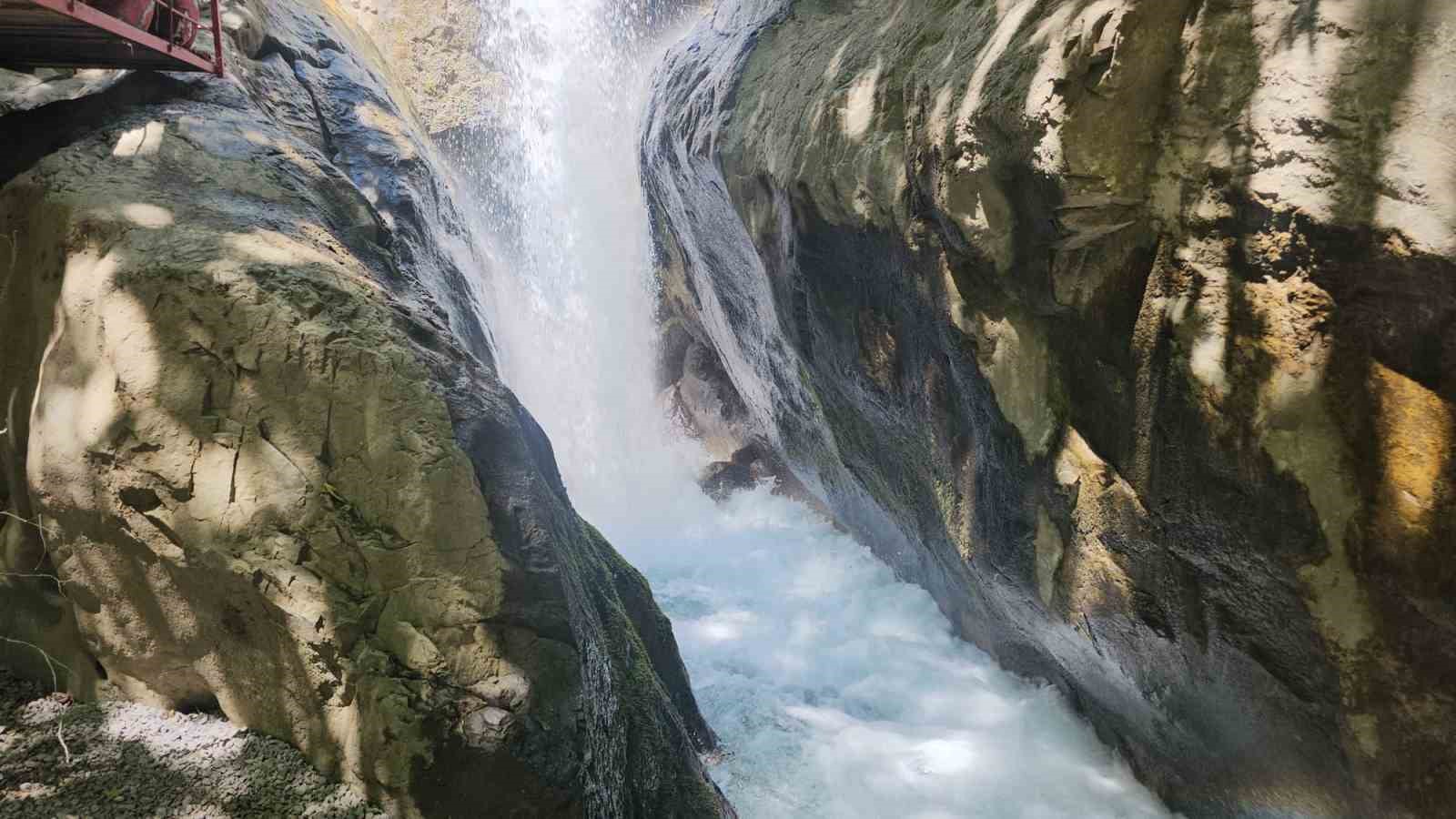 Nehri Şelalesi’ne yoğun ilgi 8 nehri selalesine yogun ilgi 4 Aepdq47L