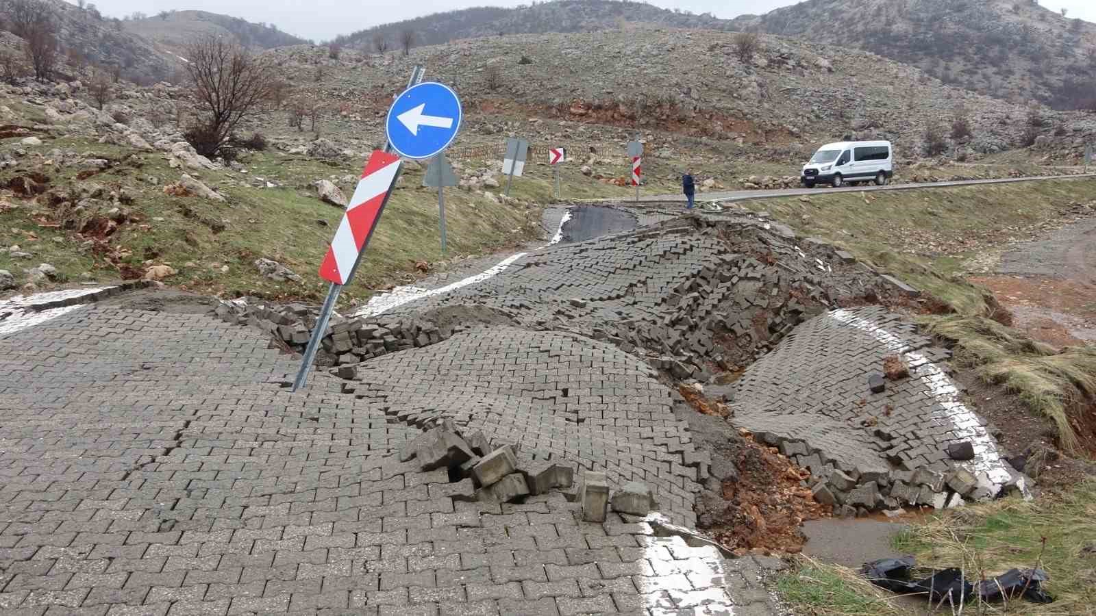nemrut dagi yolunda heyelan meydana geldi 0 4gsie8J1