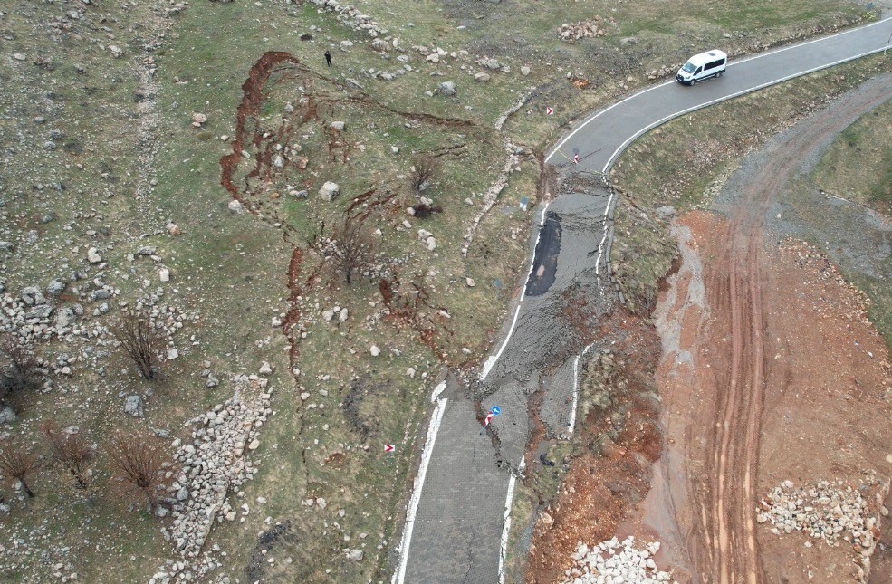 nemrut dagi yolunda heyelan meydana geldi 1 DM17y2Zs