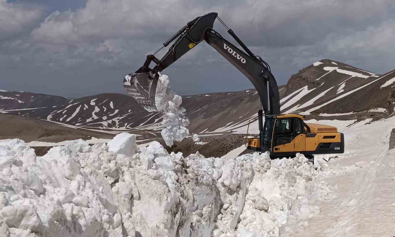 Nemrut Kalderası’nda kar esareti bitti: 10 metrelik kar duvarları aşıldı 6 nemrut kalderasinda kar esareti bitti 10 metrelik kar duvarlari asildi 2 X8byEZz7