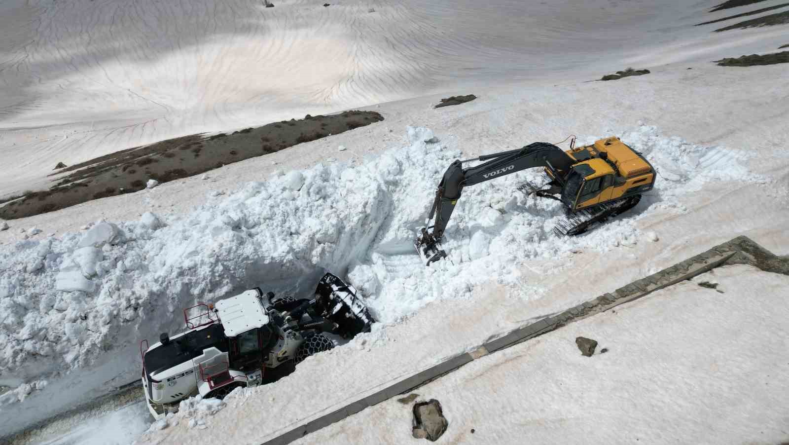 Nemrut Kalderası’nda kar esareti bitti: 10 metrelik kar duvarları aşıldı 11 nemrut kalderasinda kar esareti bitti 10 metrelik kar duvarlari asildi 7 HJXdEuqv