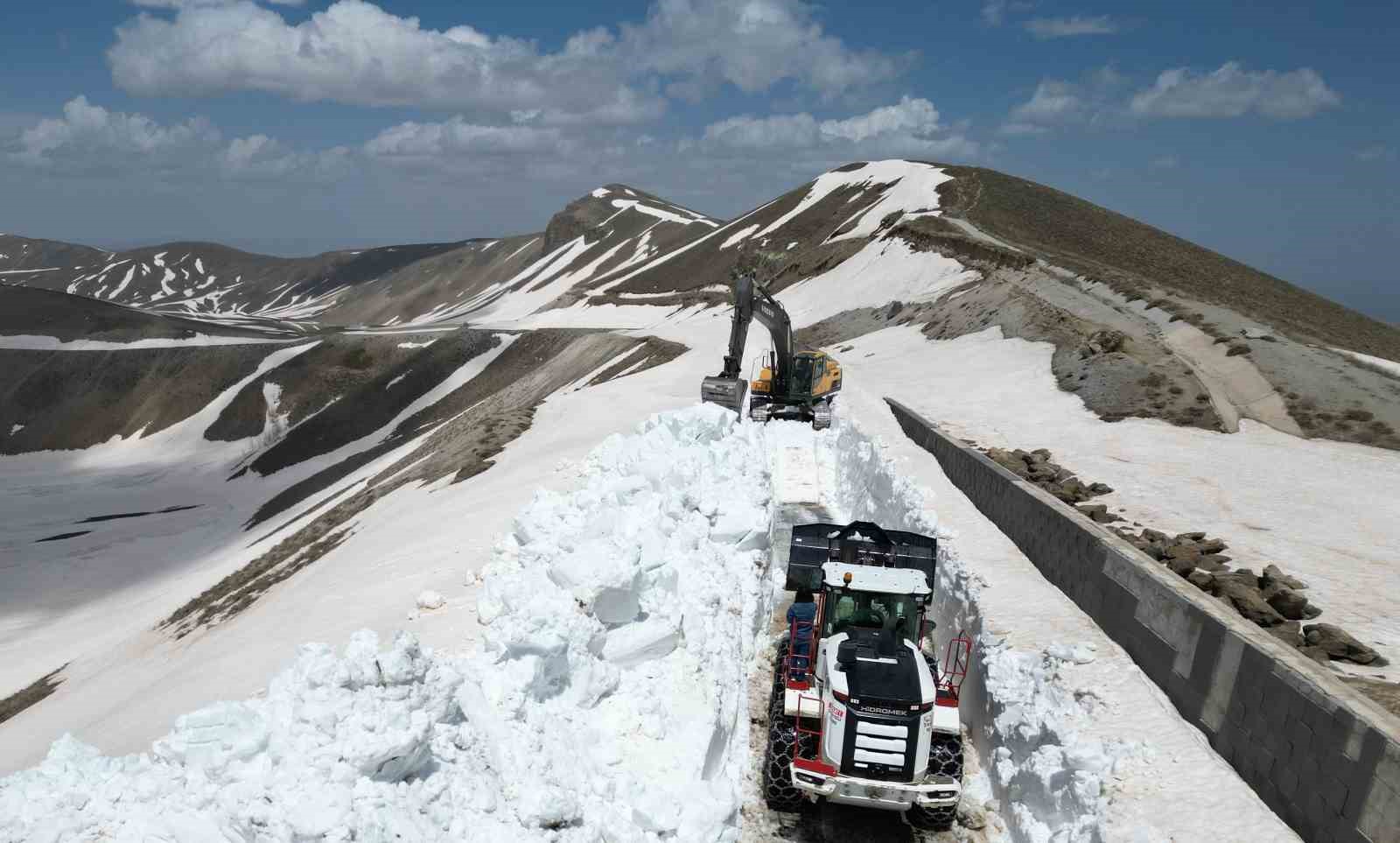 Nemrut Kalderası’nda kar esareti bitti: 10 metrelik kar duvarları aşıldı 12 nemrut kalderasinda kar esareti bitti 10 metrelik kar duvarlari asildi 8 Y8mIMJBN