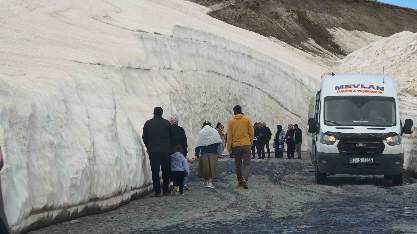 nemruttaki 10 metrelik kar tunellerine yogun ilgi 0 b9wqOgtv