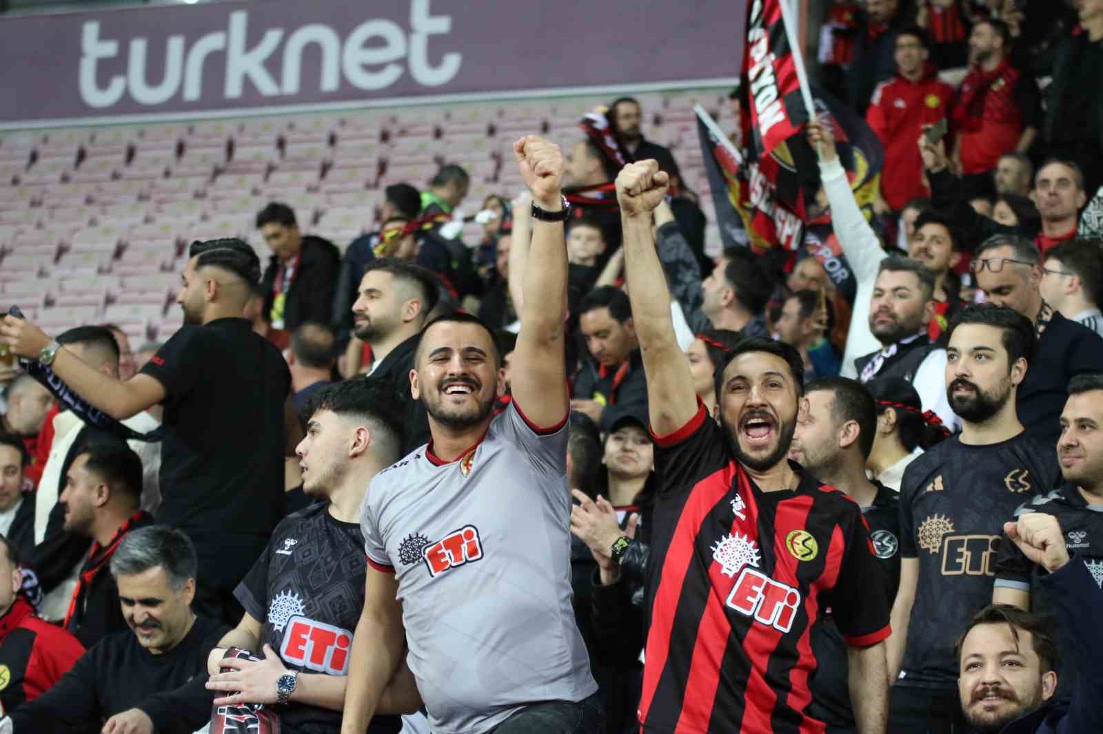Nesine 3. Lig: Eskişehirspor: 0 - Ayvalıkgücü Belediyespor: 0 14 nesine 3 lig eskisehirspor 0 ayvalikgucu belediyespor 0 10 VKaU1Ik3