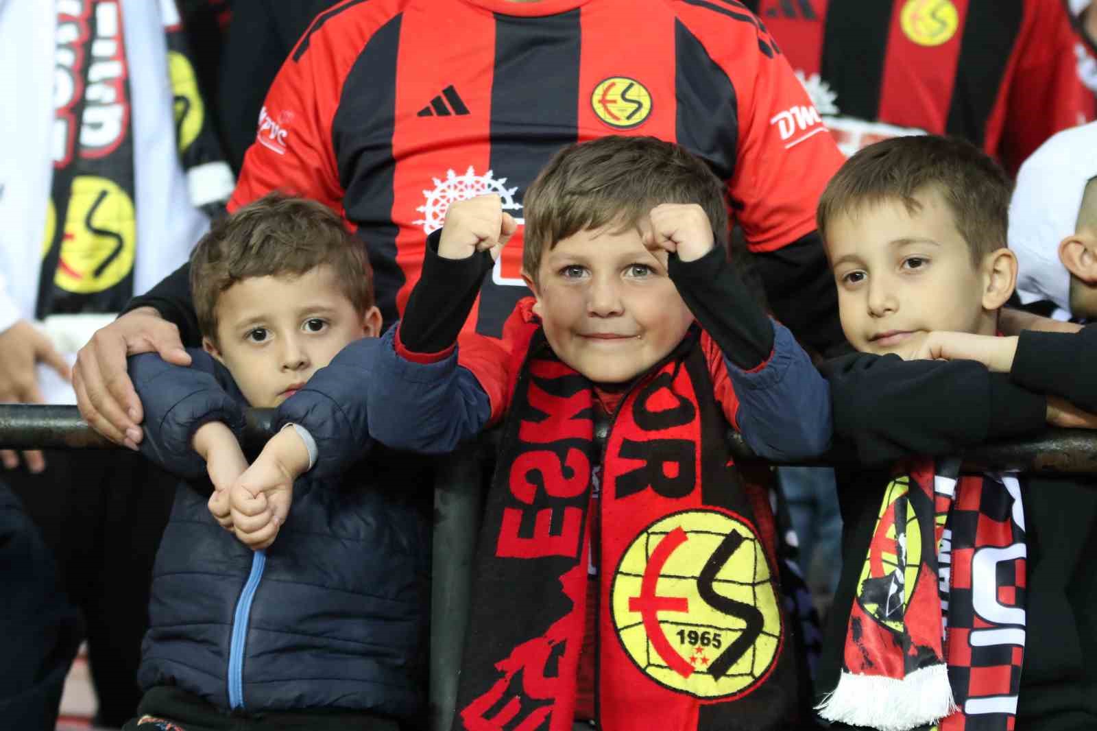 Nesine 3. Lig: Eskişehirspor: 0 - Ayvalıkgücü Belediyespor: 0 10 nesine 3 lig eskisehirspor 0 ayvalikgucu belediyespor 0 6 bsrB1119