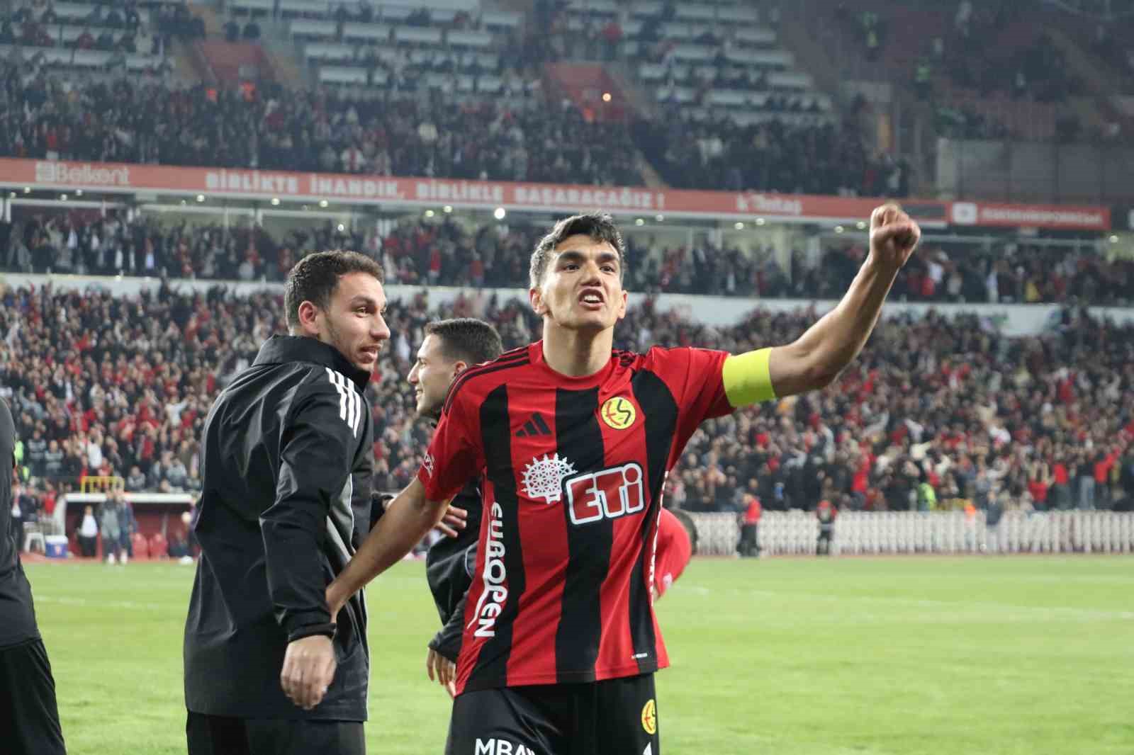 Nesine 3. Lig: Eskişehirspor: 3 - Balıkesirspor: 0 15 nesine 3 lig eskisehirspor 3 balikesirspor 0 11