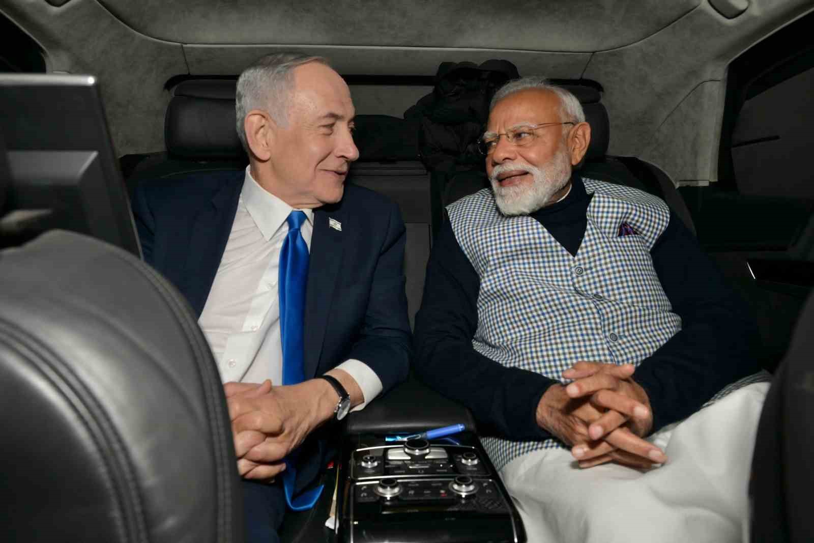 netanyahu hindistan basbakani modiyi hint kiyafeti giyerek karsiladi 0 iQmu7hHz