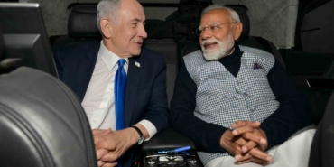 netanyahu-hindistan-basbakani-modiyi-hint-kiyafeti-giyerek-karsiladi-TKteaemj.jpg