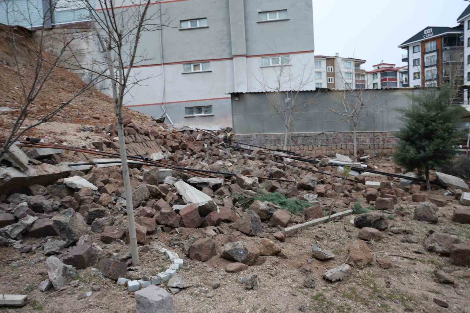 nevsehirde 15 metre yuksekligindeki istinat duvari coktu 1 m6yLYwbp