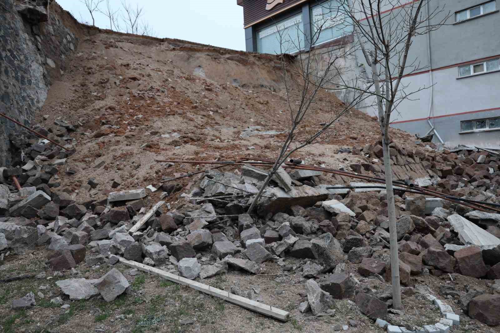 nevsehirde 15 metre yuksekligindeki istinat duvari coktu 2 3c6eANM3