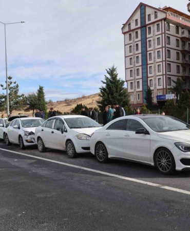nevsehirde-4-otomobil-birbirine-girdi-2-yarali-AX8jt9Tm.jpg