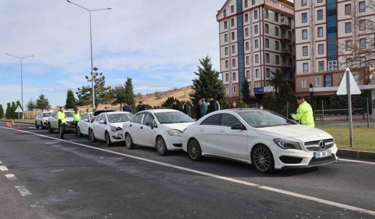 nevsehirde-4-otomobil-birbirine-girdi-2-yarali-AX8jt9Tm.jpg