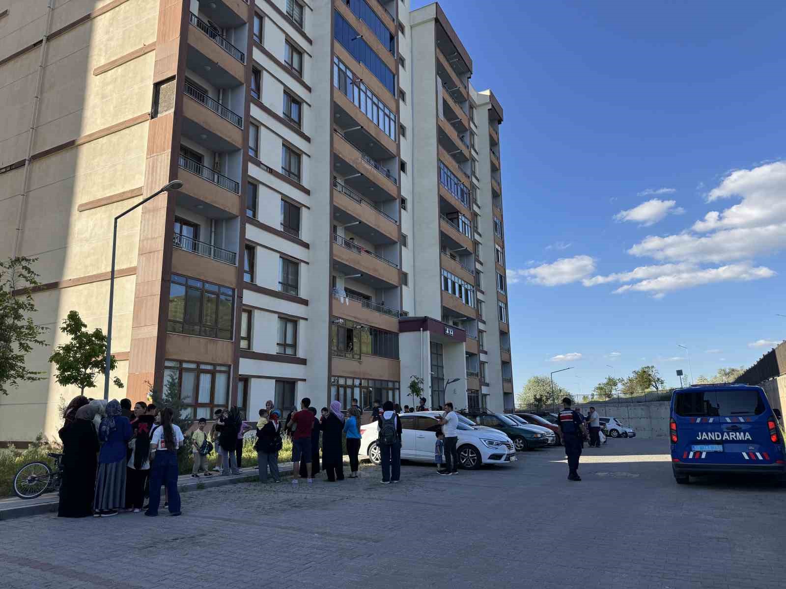 Nevşehir’de 5. kattan düşen 2 yaşındaki çocuk hayatını kaybetti 7 nevsehirde 5 kattan dusen 2 yasindaki cocuk hayatini kaybetti 3 RmVM5VUk