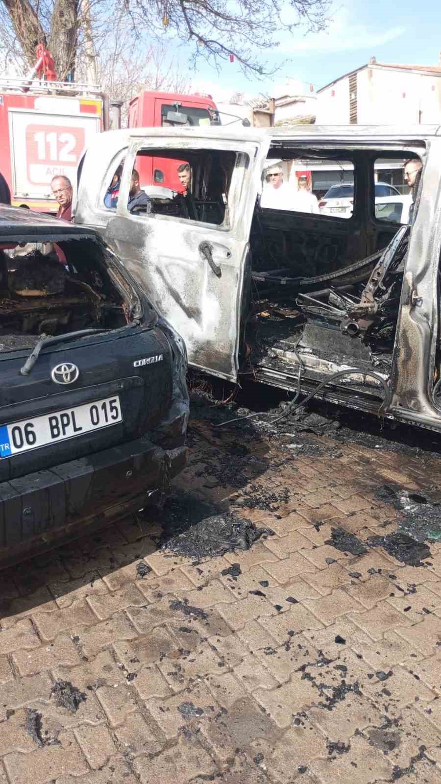 Nevşehir’de araç yangını: 3 araç hasar gördü 10 nevsehirde arac yangini 3 arac hasar gordu 6 HOze5E1F