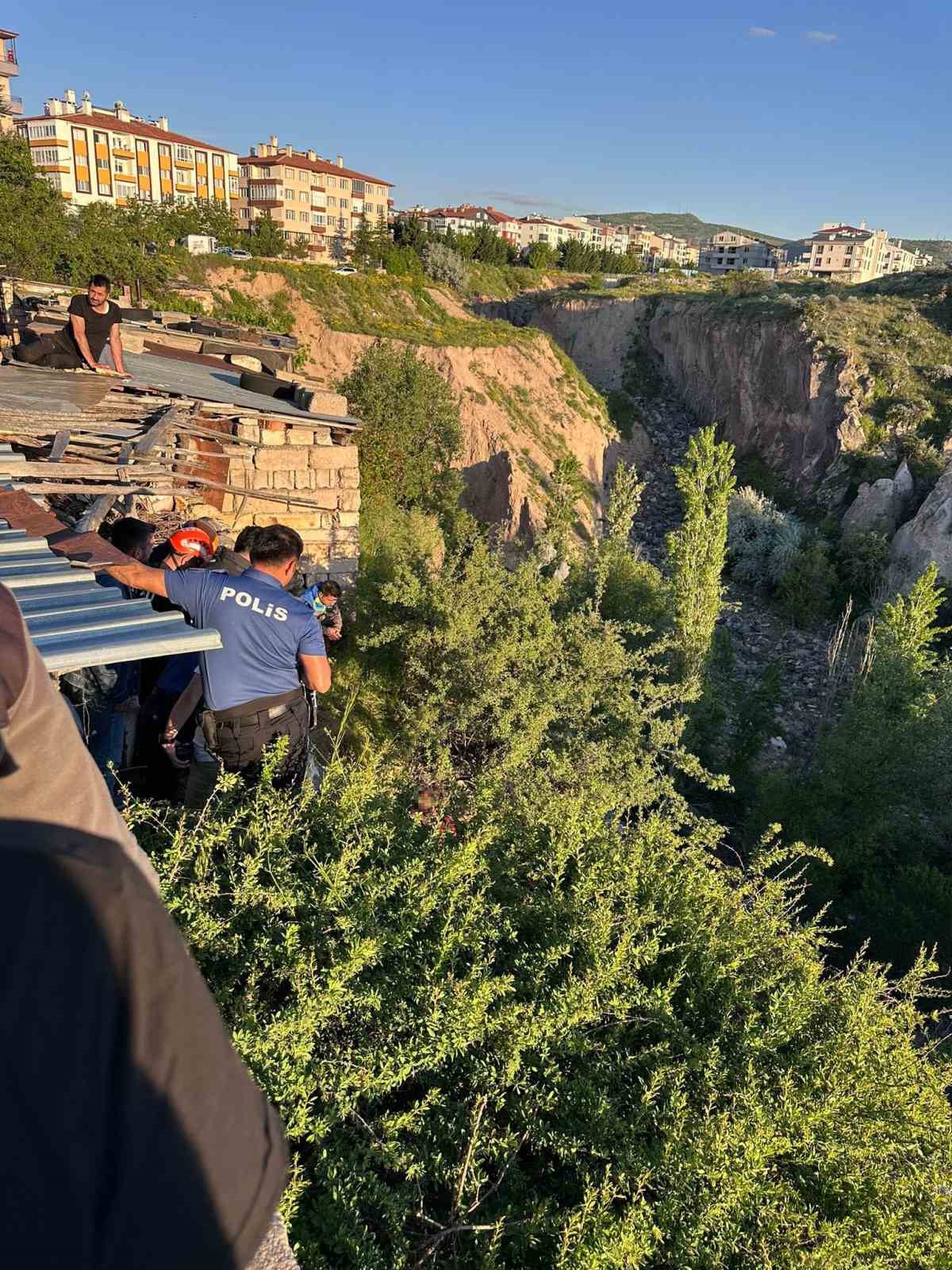nevsehirde babasindan kacan zihinsel engelli sahis deredeki agacta asili kaldi 1