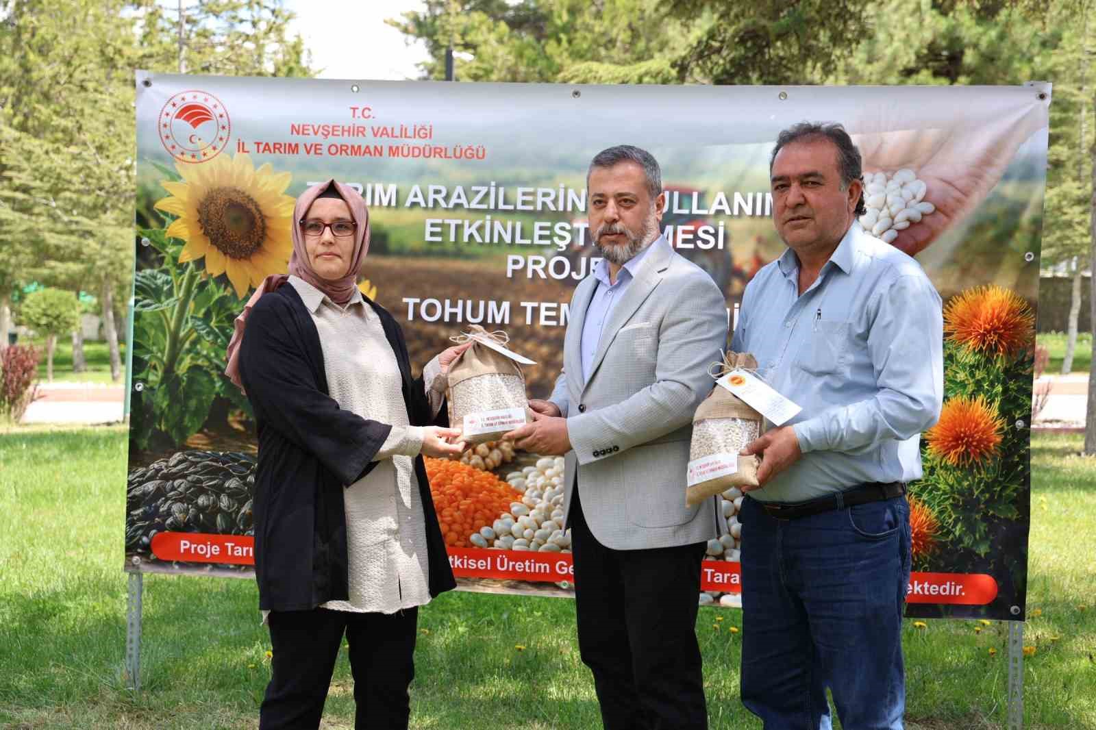 Nevşehir’de çiftçilere 22 ton tohumluk kuru fasulye dağıtıldı 8 nevsehirde ciftcilere 22 ton tohumluk kuru fasulye dagitildi 4 3cgIKYv2
