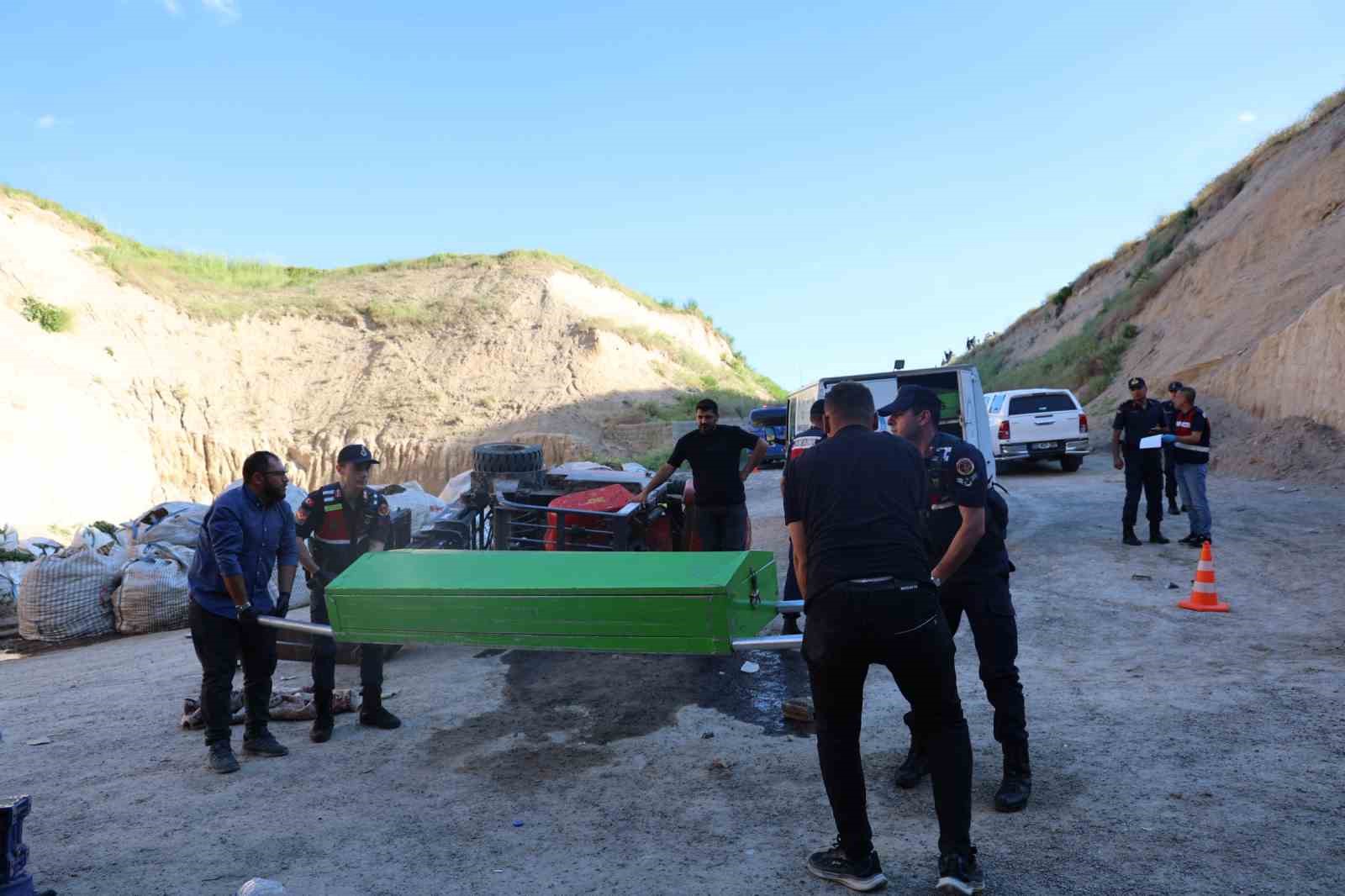 Nevşehir’de devrilen forkliftin altında kalan genç hayatını kaybetti 9 nevsehirde devrilen forkliftin altinda kalan genc hayatini kaybetti 5 E4zlhn3w