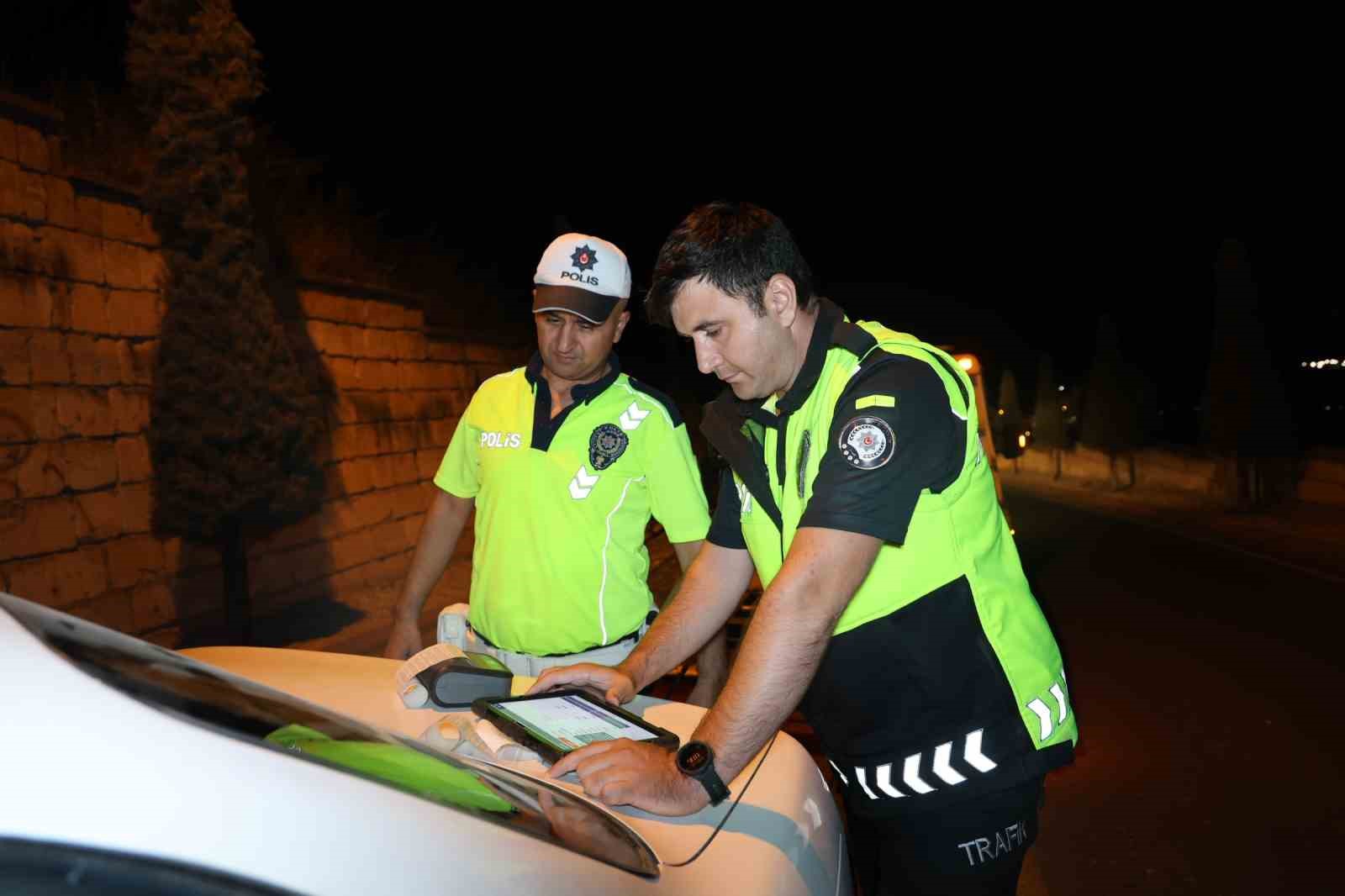 Nevşehir’de iki araca çarpıp kaçan sürücü polise ecel teri döktürdü 5 nevsehirde iki araca carpip kacan surucu polise ecel teri dokturdu 1 mBk1V8ia