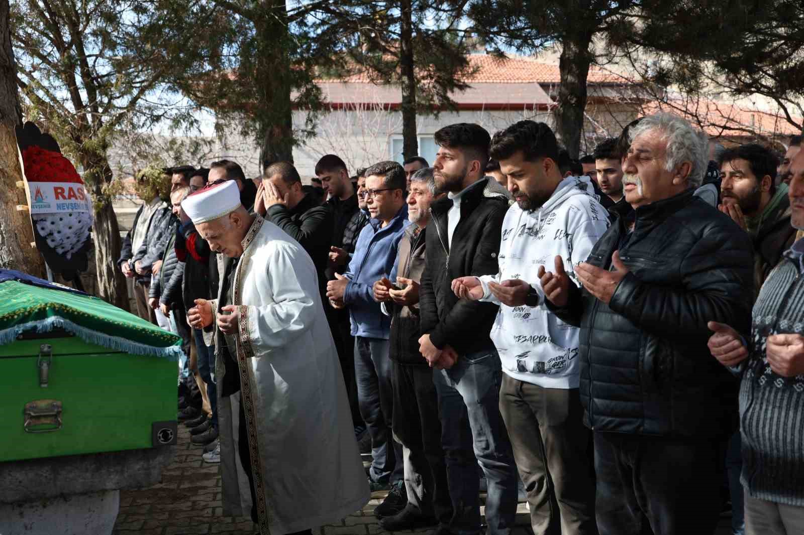 Nevşehir’de kayalıklardan düşerek yaşamını yitiren genç kız son yolculuğuna uğurlandı 4 nevsehirde kayaliklardan duserek yasamini yitiren genc kiz son yolculuguna ugurlandi 0 dgqP8fPT
