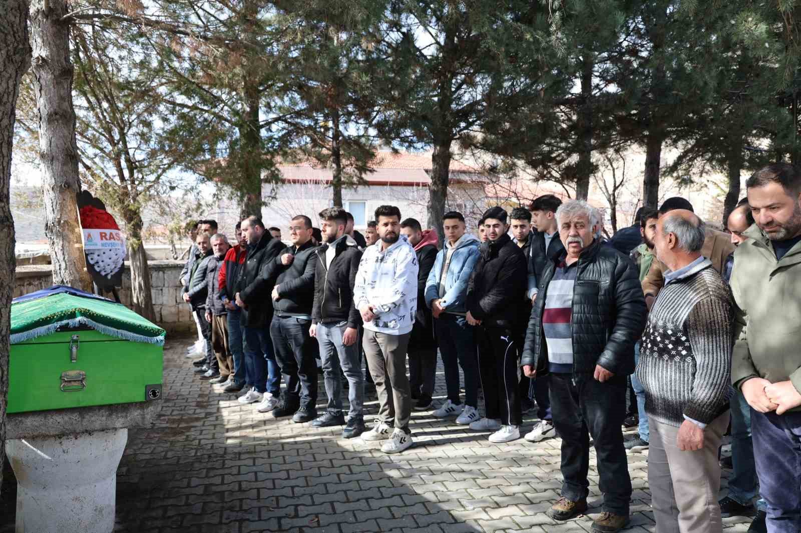 Nevşehir’de kayalıklardan düşerek yaşamını yitiren genç kız son yolculuğuna uğurlandı 5 nevsehirde kayaliklardan duserek yasamini yitiren genc kiz son yolculuguna ugurlandi 1 7wFC5mgy