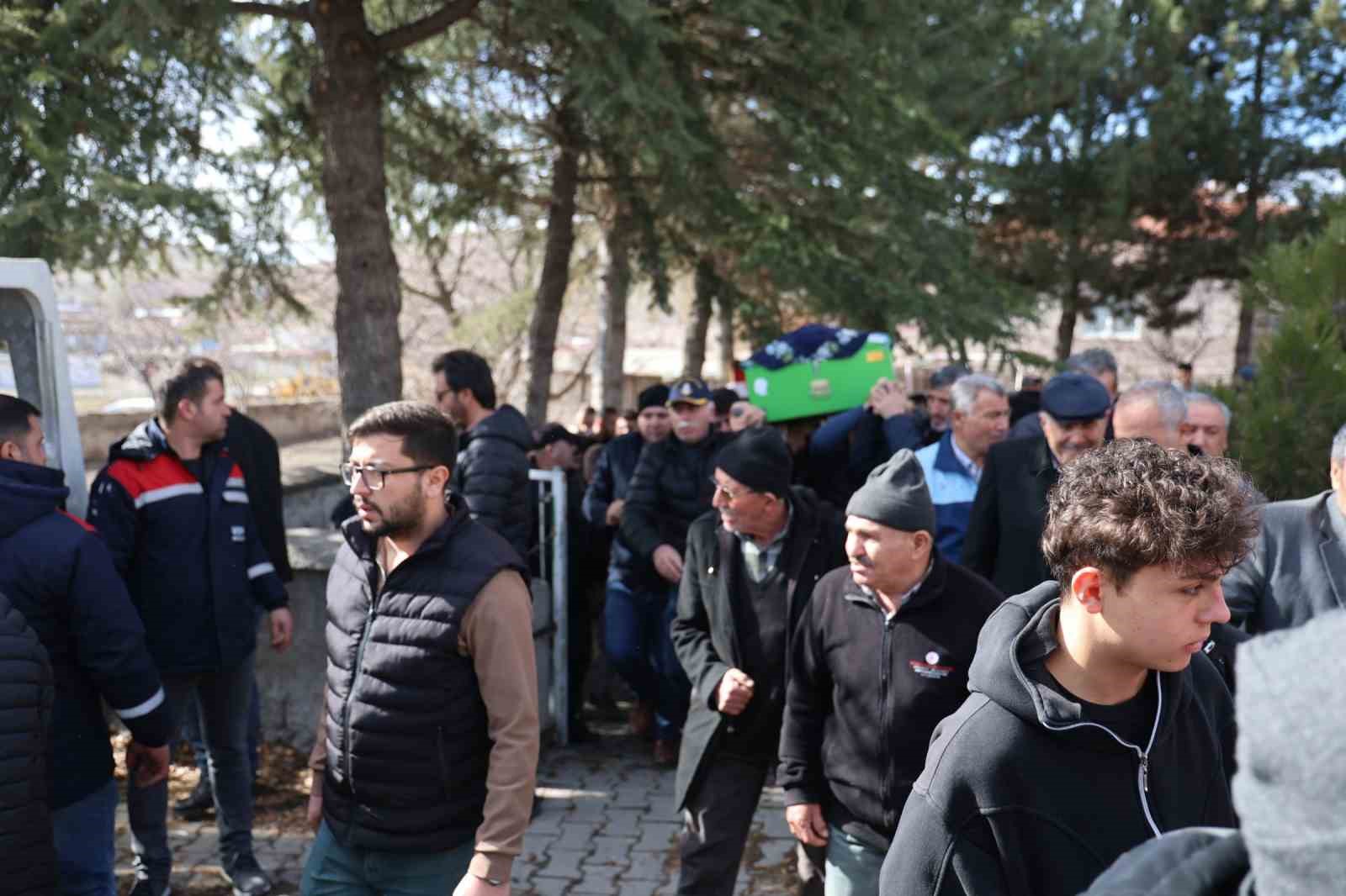 Nevşehir’de kayalıklardan düşerek yaşamını yitiren genç kız son yolculuğuna uğurlandı 7 nevsehirde kayaliklardan duserek yasamini yitiren genc kiz son yolculuguna ugurlandi 3 Lpq8U7FD