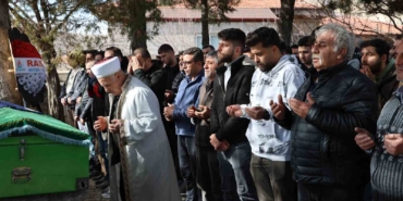 nevsehirde-kayaliklardan-duserek-yasamini-yitiren-genc-kiz-son-yolculuguna-ugurlandi-wzT4RbB9.jpg