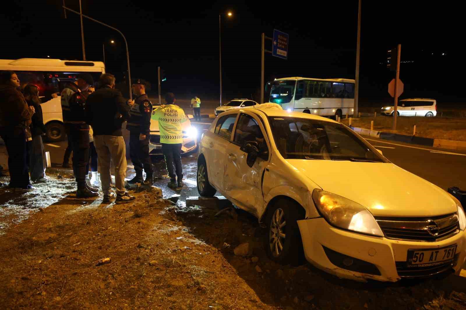 nevsehirde kirmizi isik ihlali kazaya neden oldu 2 yarali 3 wmauB7iN