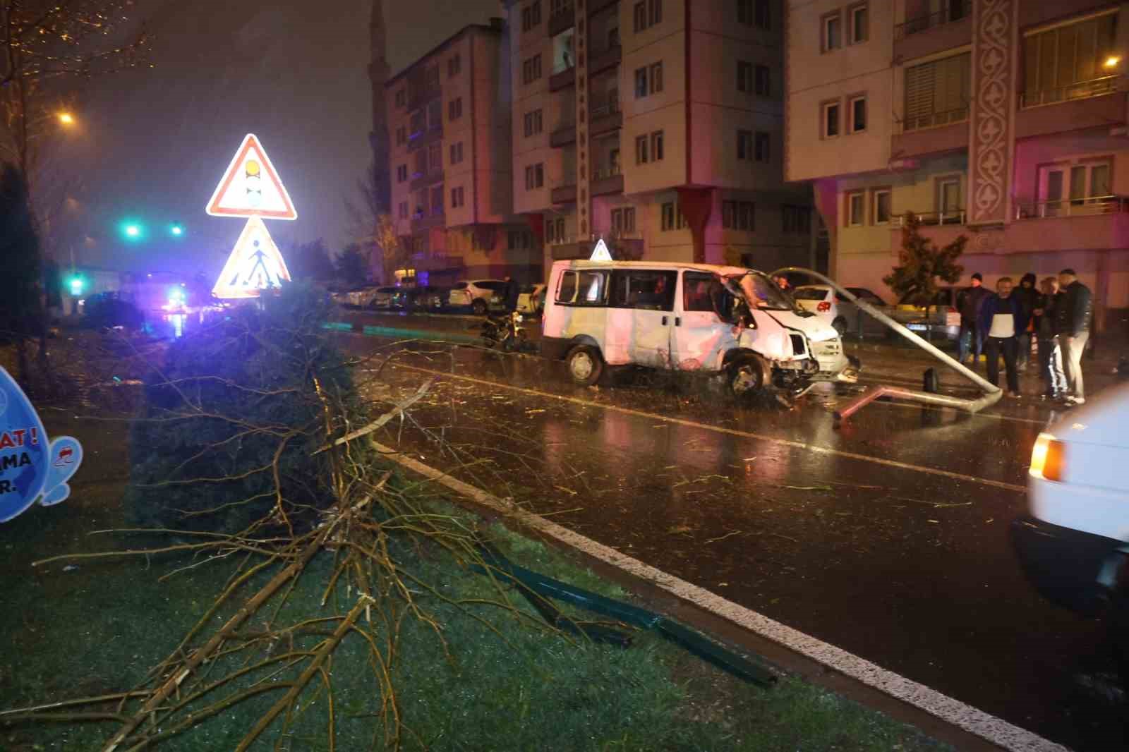 nevsehirde kontrolden cikan minibus refuje carpip karsi seride gecti 1 yarali 1 ZzZ7DdW1