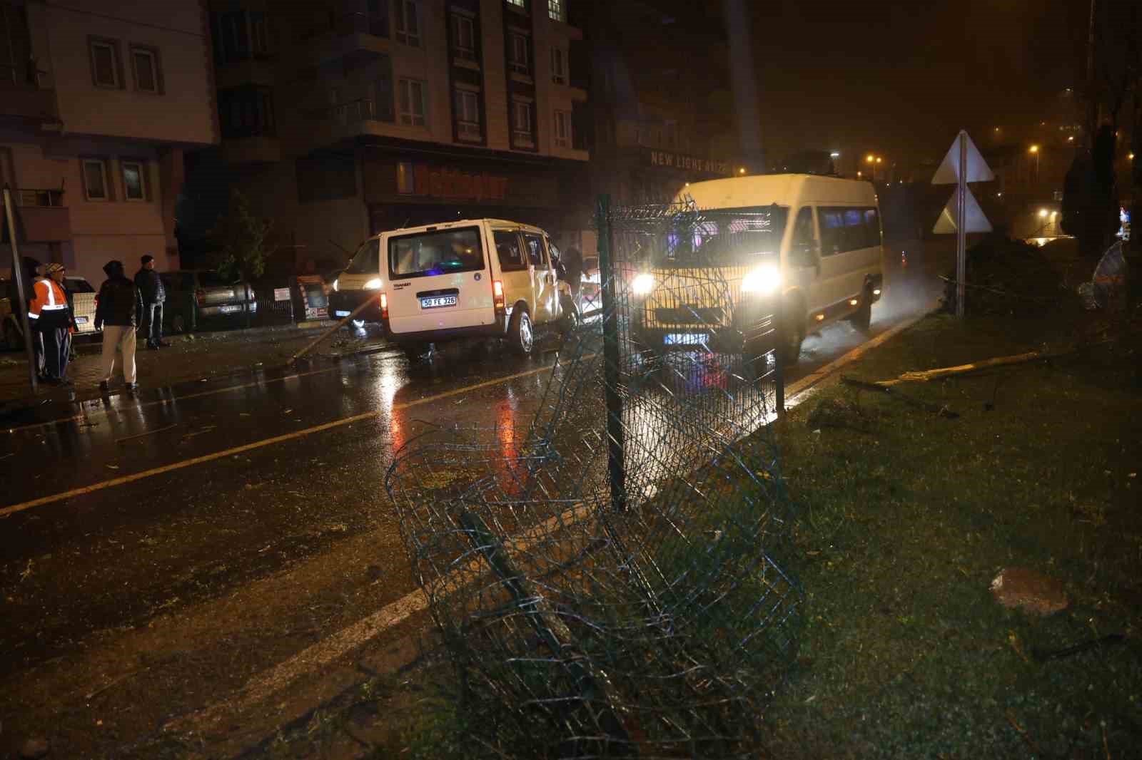 nevsehirde kontrolden cikan minibus refuje carpip karsi seride gecti 1 yarali 3
