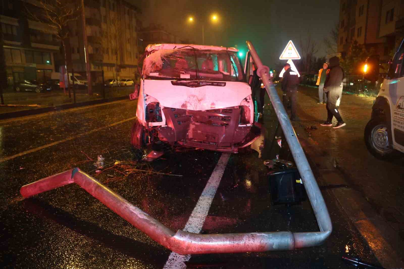 nevsehirde kontrolden cikan minibus refuje carpip karsi seride gecti 1 yarali 4