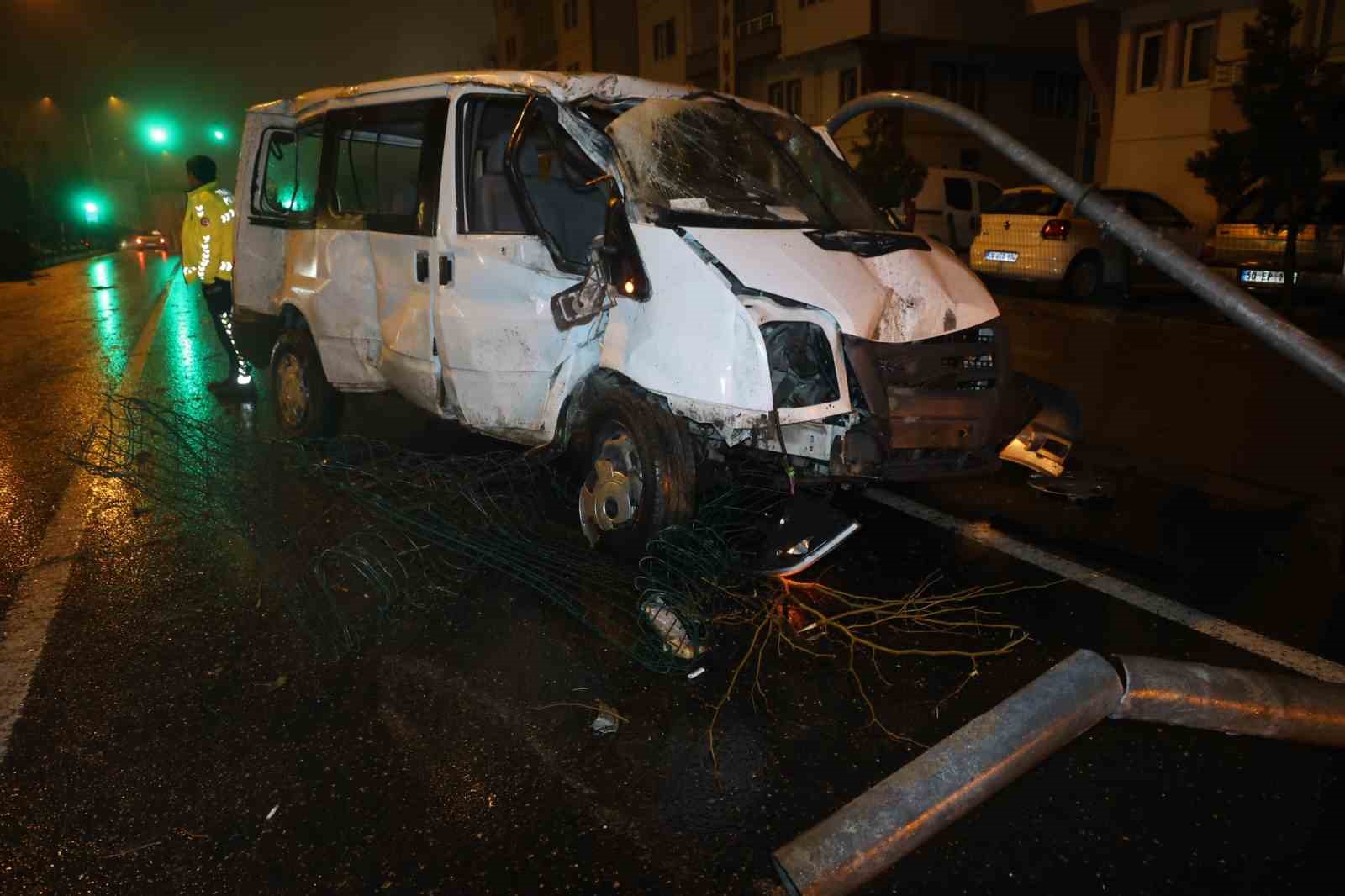 nevsehirde kontrolden cikan minibus refuje carpip karsi seride gecti 1 yarali 5 3RXkYG7t