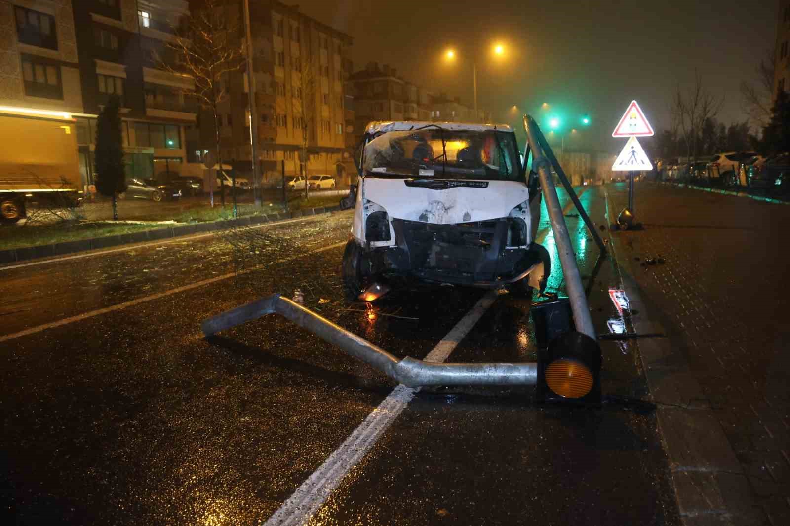 nevsehirde kontrolden cikan minibus refuje carpip karsi seride gecti 1 yarali 6 vjpOQBlA