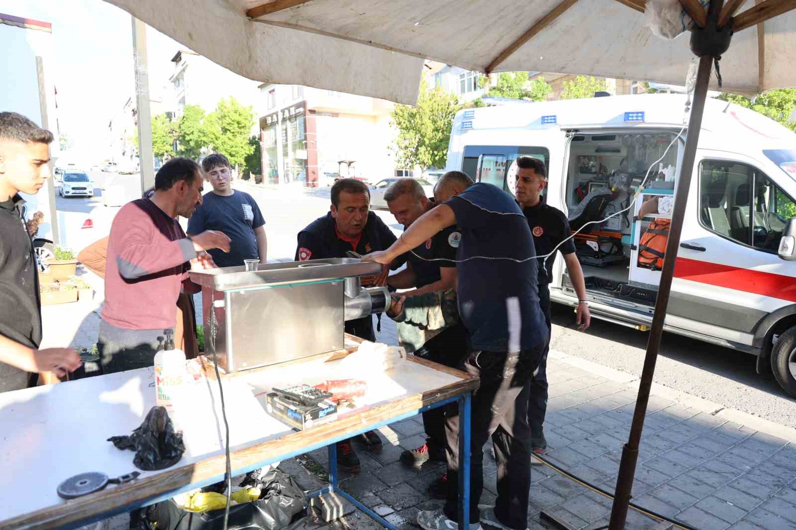 nevsehirde parmagi kiyma makinesine sikisan esnafi itfaiye kurtardi 0 IjnHsi1V