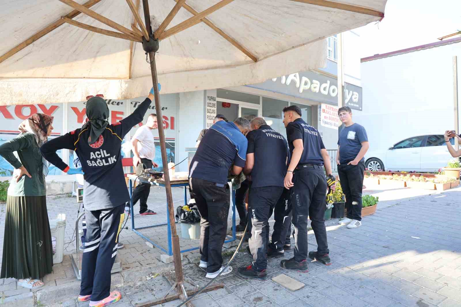 nevsehirde parmagi kiyma makinesine sikisan esnafi itfaiye kurtardi 1 31JkVFBY
