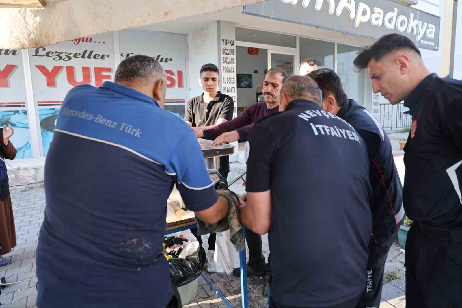 nevsehirde parmagi kiyma makinesine sikisan esnafi itfaiye kurtardi 2 sJHbwPVe