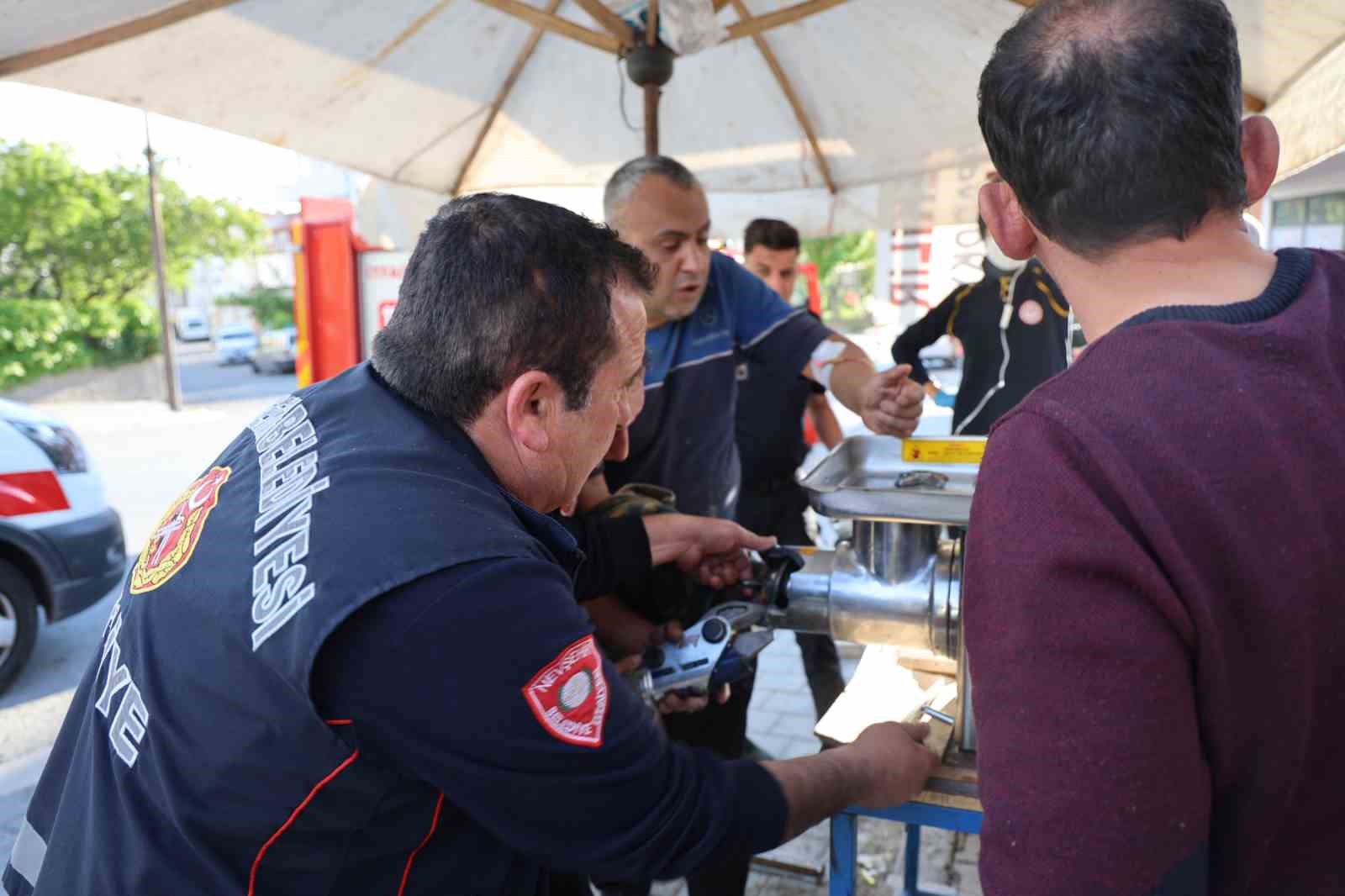 nevsehirde parmagi kiyma makinesine sikisan esnafi itfaiye kurtardi 4 QJEPrApZ