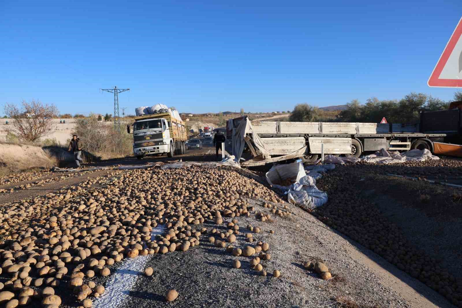 nevsehirde patates yuklu tir devrildi yol trafige kapandi 0 5XY429fv